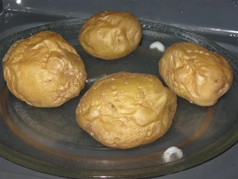 Peceni krompir iz mikrotalasne