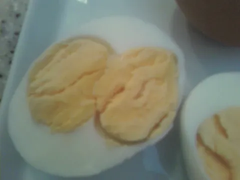 Kuhano jaje sa dva žumanca iz bliza