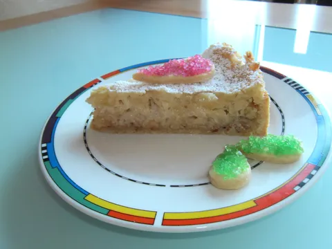 Jabukov kolač sa haubom od marcipana