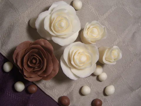 Chocolate plastic roses-by oklagija