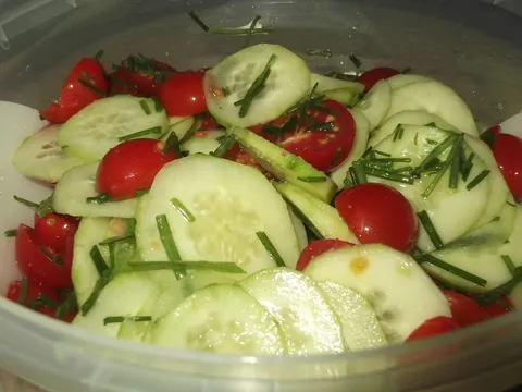 Salata od čeri paradajza i krastavca