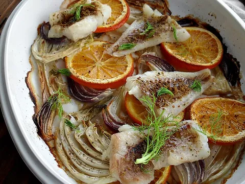 Pečena riba sa komoračem, lukom i pomorandžom