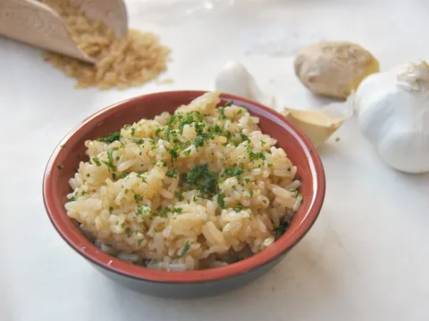 Integralna riža s češnjakom i đumbirom