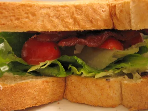 Sendvič sa špekom, zelenom salatom i rajčicom (BLT)