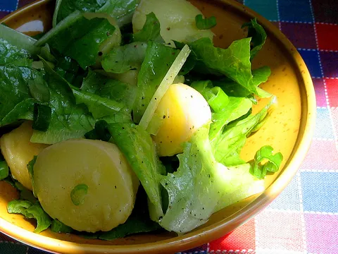 Zelena salata s krumpirom