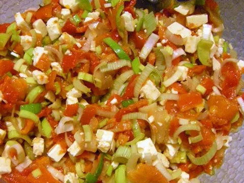 Salata sa pečenom paprikom, prazilukom i sirom