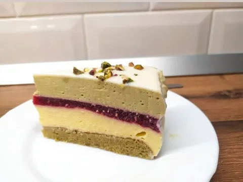 Presjek torte- mousse torta s pistacijama i vanilijom