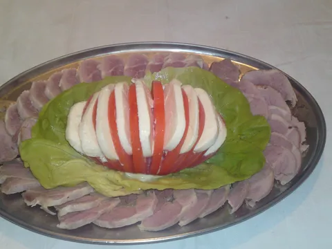 Rajčica i mozarela na kuhajoj šunki