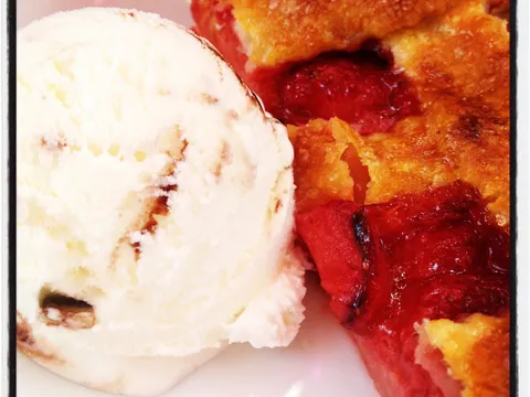 strawberry pie + vanilla icecream