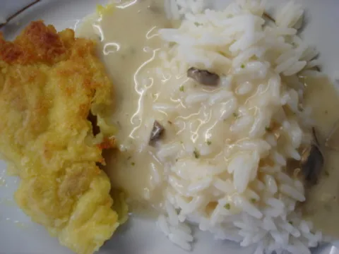Curry piletina sa rižom u umaku od gljiva