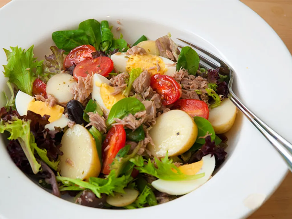 TUNA NICOISE - Mijesana salata s tunom kao glavno jelo