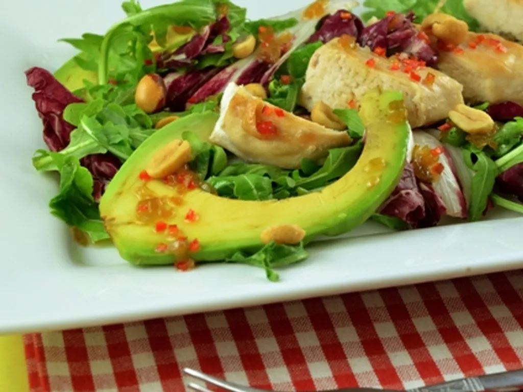 Salata s pikantnom piletinom i avokadom
