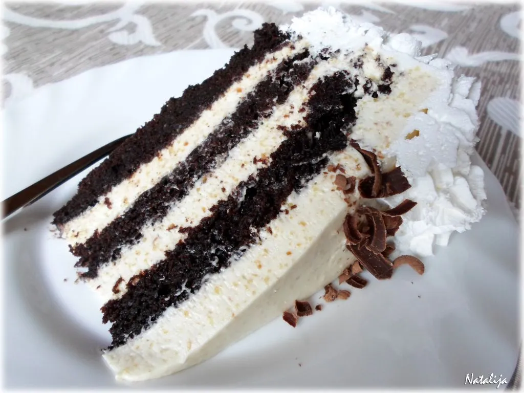 Crna torta sa bademima i belom čokoladom