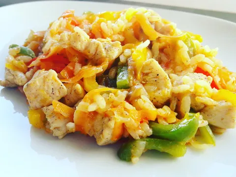 Piletina iz woka sa povrćem i rižom