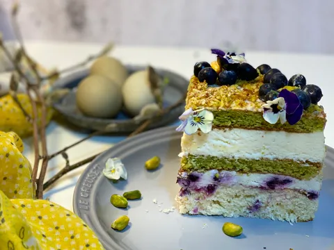 Proljecna torta sa pistacijima i borovnicama