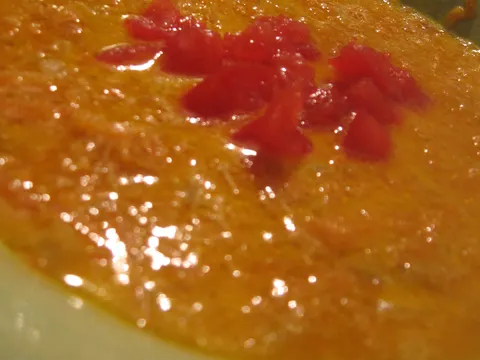 Narandžasta supa od šargarepe i paradajza