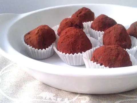 Jednostavne čokoladne truffles sa suvim grožđem i orasima
