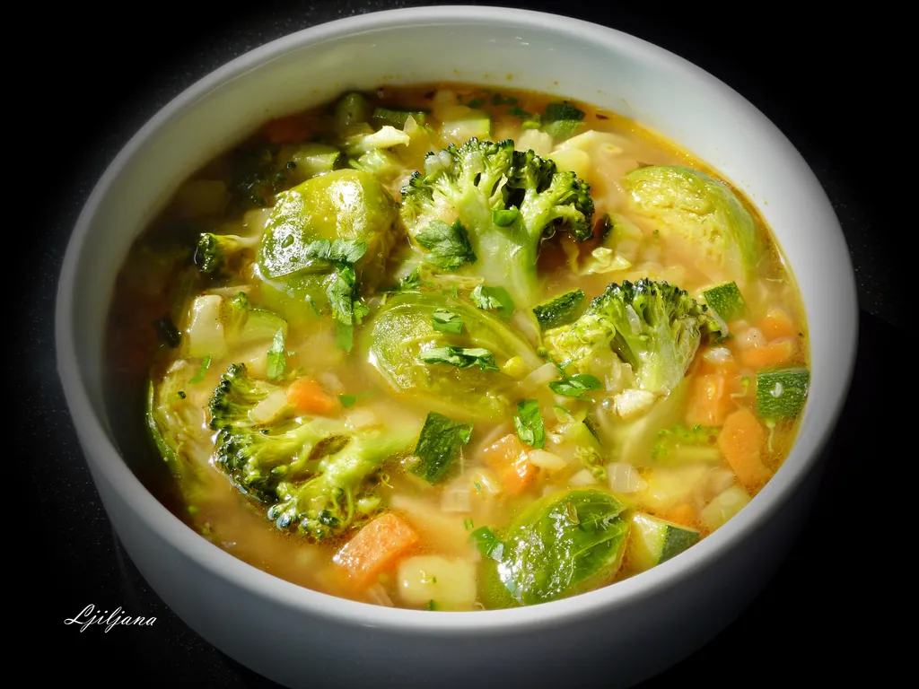 Povrtna juha sa brokulom, prokulicama i tikvicama
