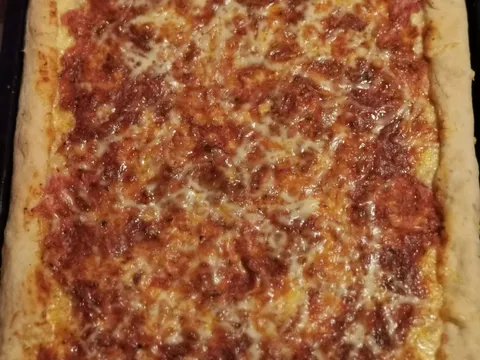 Pizza sa punjenim rubom