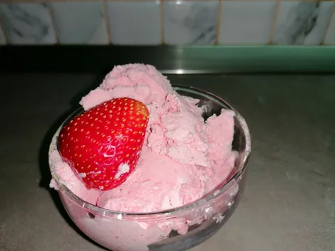 Domaći sladoled od jagode iz aparata za sladoled