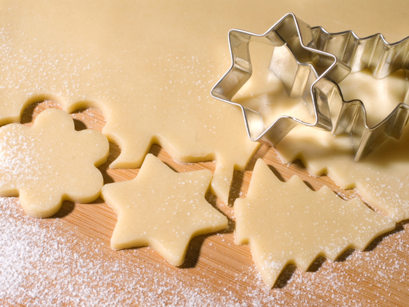 Рецепт печенья простого формочки. Песочно-выемного печенья. Песочное печенье фигурное. Песочное печенье новогоднее. Печенье Звездочка.