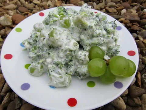 Salata - grozdje i brokoli