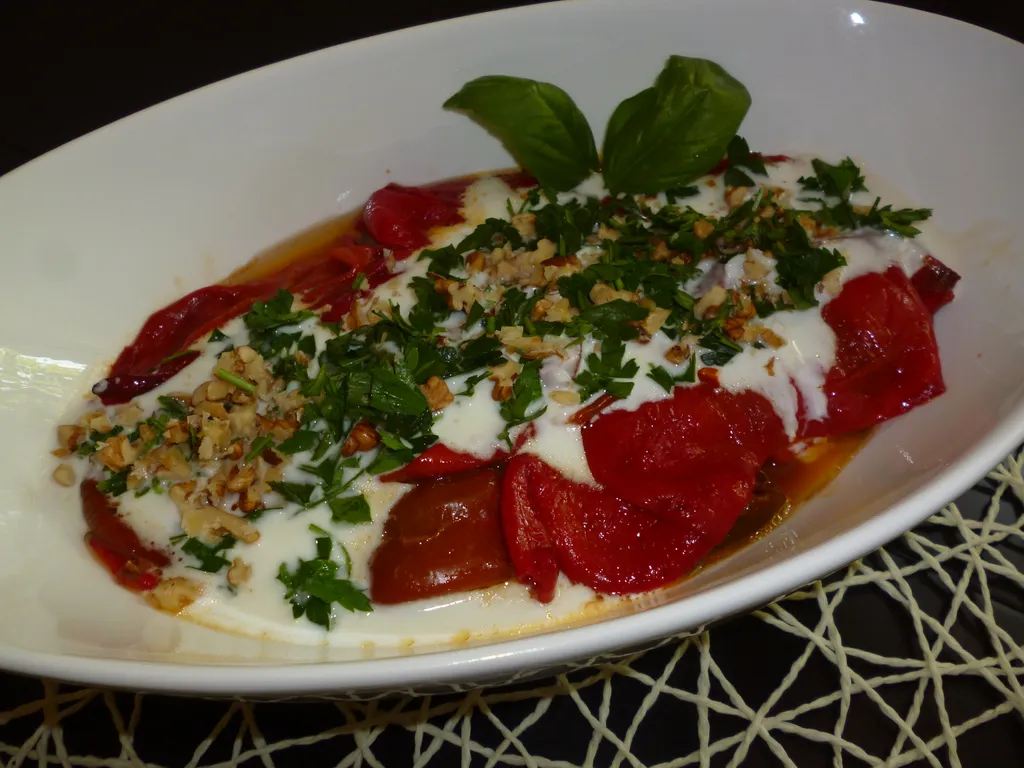 Salata-pečene crvene paprike sa sosom od jogurta i bijelog luka,peršunom i sjeckanim orasima