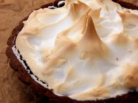 Chocolate butterscotch meringue tartelette