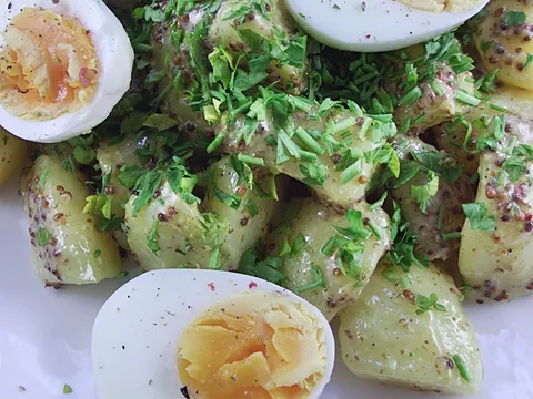 Krompir salata sa meko kuvanim jajima i dresingom