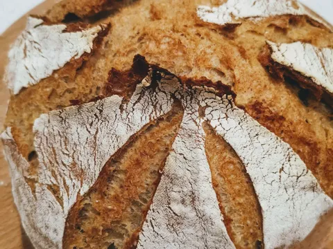 Sardough kruh i od bijelog, crnog i raženog brašna