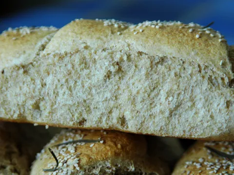 Domaći kruh od miješanog brašna sa sezamom i ružmarinom