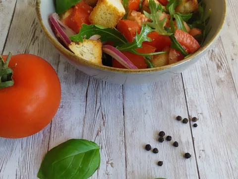 Salata sa kruhom i paradajzom