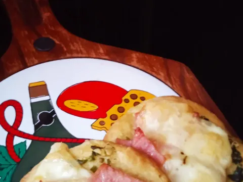 Mozzarella,ham and pesto pizzas    ..dusa79