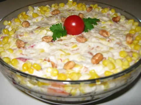 Posna salata sa kikirikijem i kukuruzom