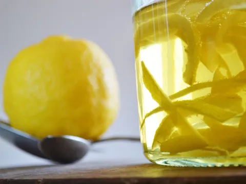 Sirće sa limunom ili pomorandžom