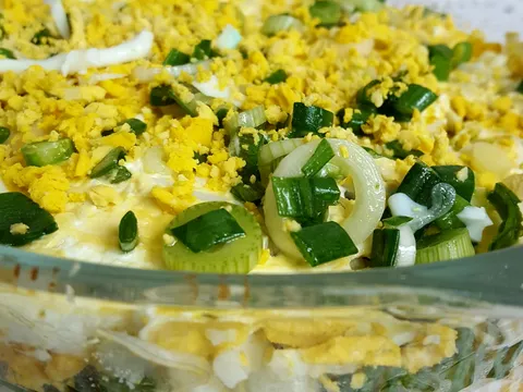 Salata od kuvanih jaja i mladog luka