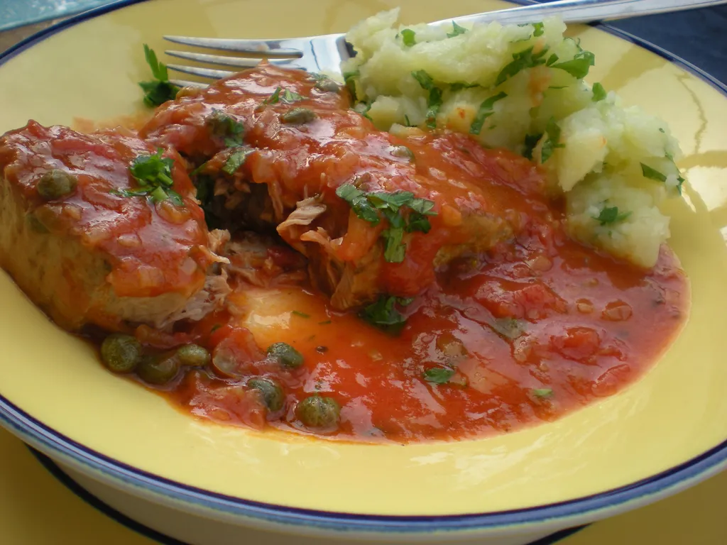 Svježa tunjevina sa rajčicama i kaparama