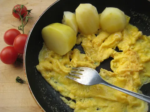 Razbijena jaja sa kuhanim krompirom