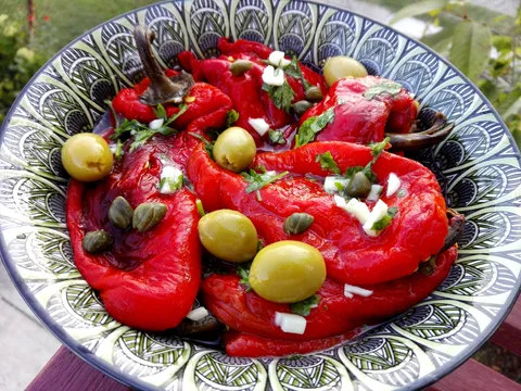 Salata od pečenih paprika, sa belim lukom, maslinama i kaparima