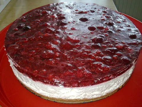 Cheesecake sa mešanim crvenim voćem