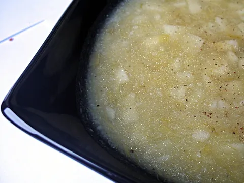 Jednostavna juha od poriluka i krumpira