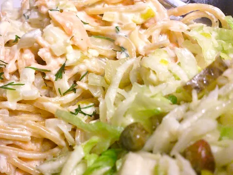 Spagete s umakom od lososa i salatom od celera