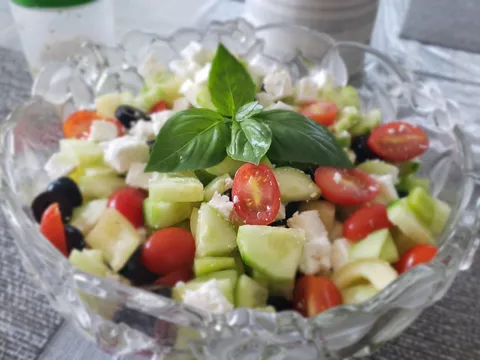 Grcka salata i domaci preljev