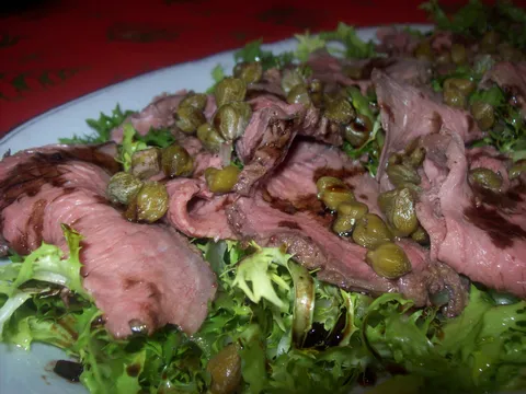 Ramstek na salati s kaparima i reduciranim umakom od balzamičkog octa