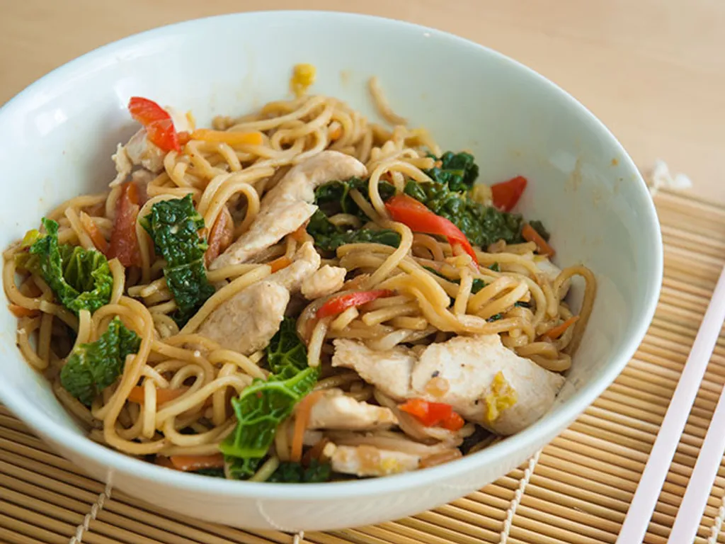 CHICKEN CHOW MEIN - piletina, povrce  i tjestenina na kineski nacin