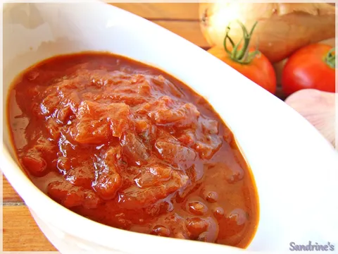 Pikantni slatko-kiseli umak od luka s rajčicom