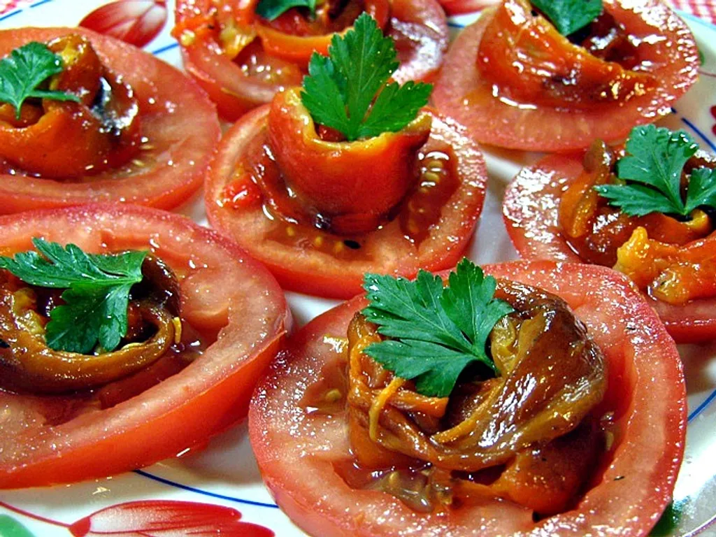 Paradajz salata sa pečenim paprikama (Moravska salata)