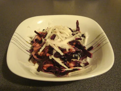 Salata od crvenog kupusa i jabuka sa crnom rotkvom