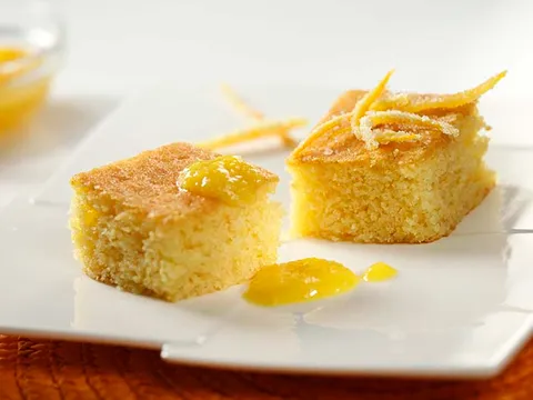 Argentinski kolač od kukuruznog brašna s umakom od naranče