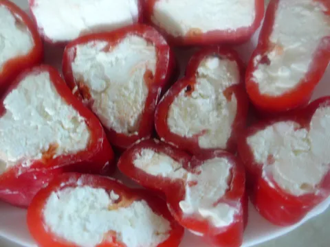Salata od crvene paprike i sira